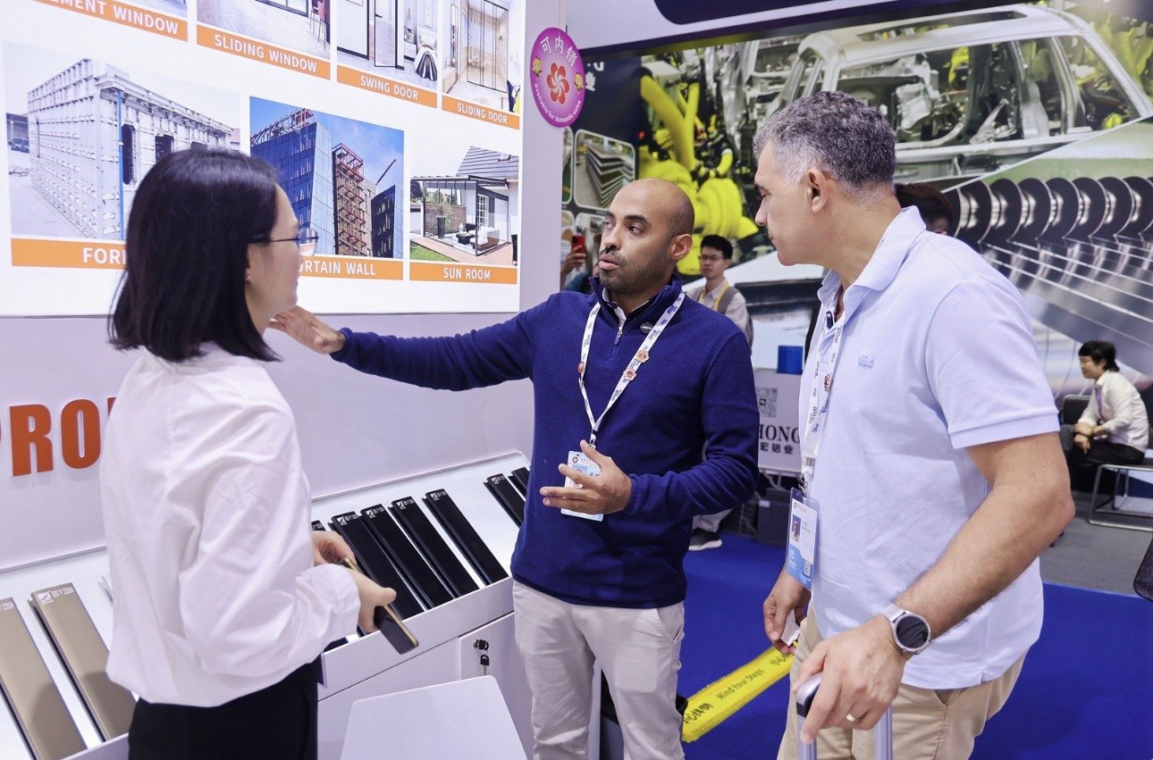 Valdir acompanhando um cliente em um stand da Canton Fair